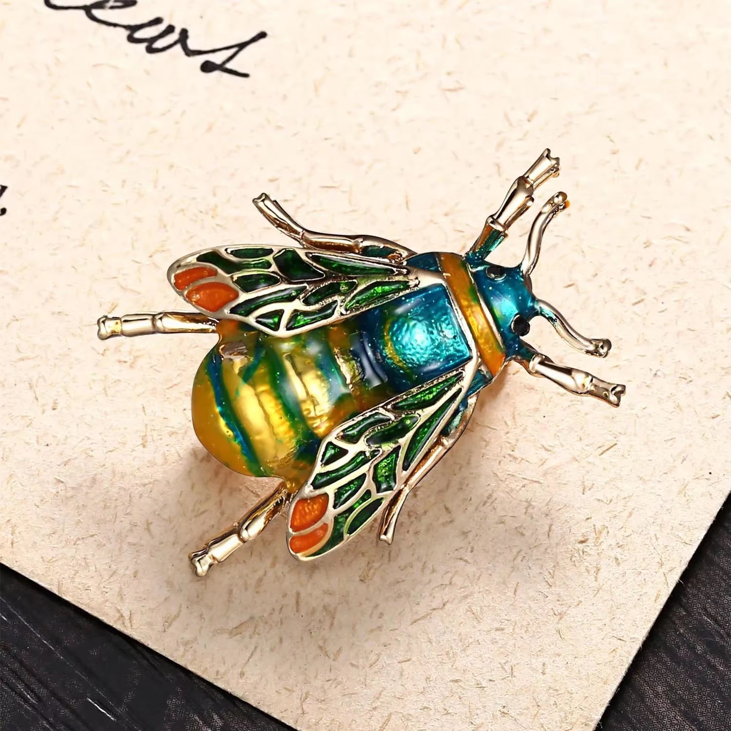 Golden Bee Crystal Brooch – A Touch of Nature’s Elegance in Every Pin